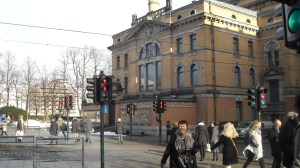 Atentie - 2 omuleti rosii la semafor