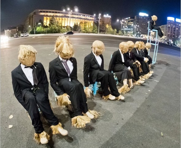 Manechine Piata Victoriei