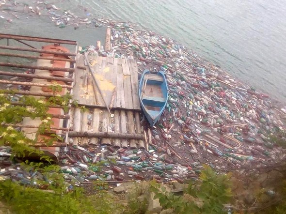 Lacul Bicaz gunoaie 1