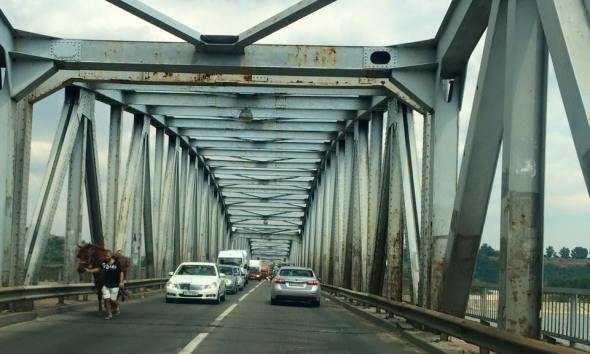 Blocaj pe podul de intrare in Slatina