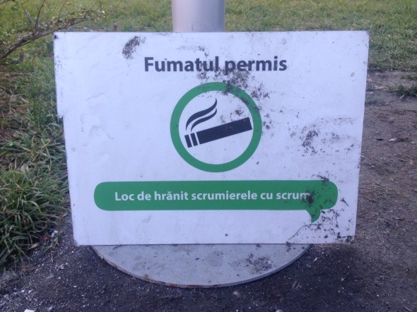 fumatul-permis-loc-de-hranit-scrumiere