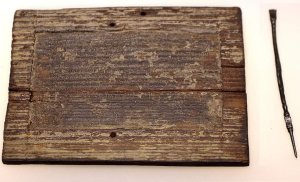 Una din tăblițele cerate romane găsite în minele romane de lla Roșia Montana